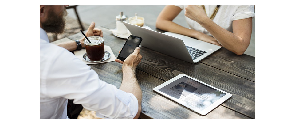 Management : Droit à la déconnexion : les managers "accros" l'espèrent pour 2018 ! Un article à lire sur Etoile Mag Actualités - Alors qu'il s'applique dans le secteur privé, le droit à la déconnexion des outils numériques, en dehors du temps de travail légal, ne s'exerce pas dans le secteur public, où les enjeux de bien-être et de santé au travail sont pourtant les mêmes.